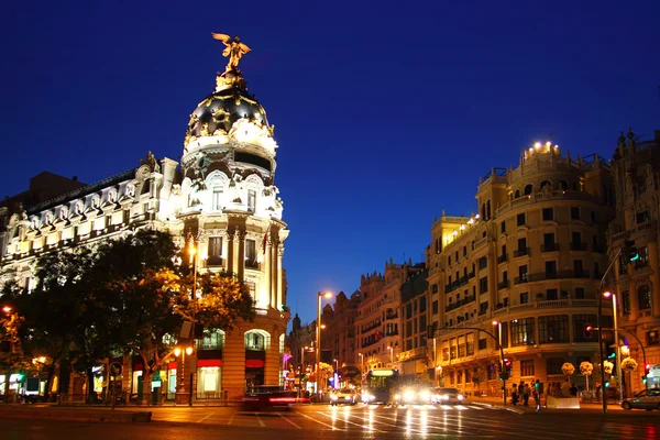 Alcala a gran přes ulici v Madridu noční město — Stock fotografie