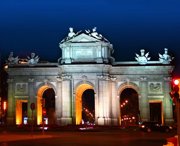 Alcala Puerta em Madrid com luzes noturnas — Fotografia de Stock
