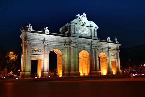 Alcala puerta στη Μαδρίτη με φώτα τη νύχτα — Φωτογραφία Αρχείου