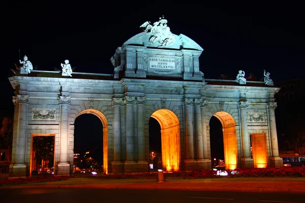Alcalá Puerta en Madrid con luces nocturnas — Foto de Stock