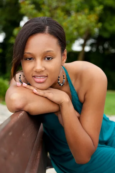 Bir bankta oturan güzel bir Afrikalı-Amerikalı kadın — Stok fotoğraf