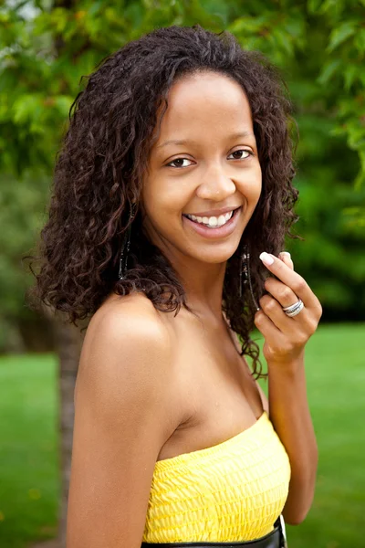 Όμορφη Αφροαμερικανή γυναίκα. — Φωτογραφία Αρχείου