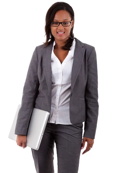 Африканская деловая женщина с ноутбуком в руках — стоковое фото
