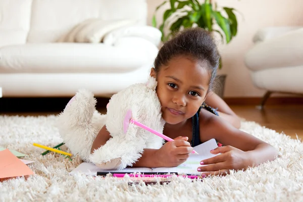 Kleine Afrikaanse Aziatische meisje tekening — Stockfoto