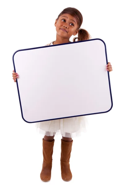 Carino piccolo africano americano ragazza holding un whiteboard — Foto Stock
