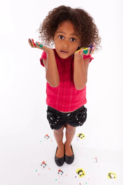 Kleine Afrikaanse Aziatische meisje met geschilderde handen — Stockfoto