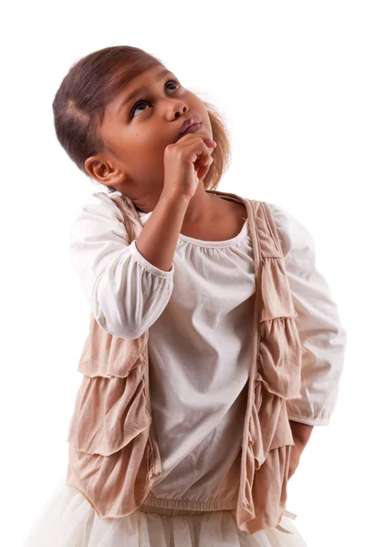 Aranyos kis afrikai lány gondolkodás, elszigetelt fehér backgroubnd — Stock Fotó