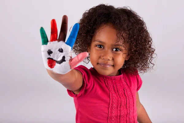 Pouco Africano menina asiática com as mãos pintadas — Fotografia de Stock