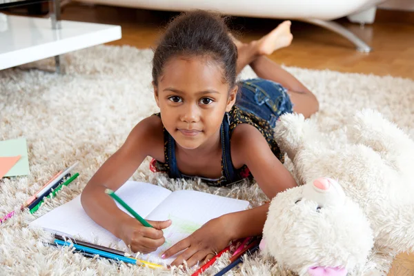 Kleine Afrikaanse Aziatische meisje tekening — Stockfoto