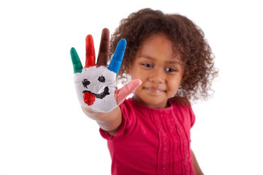 Küçük Afrikalı Asyalı kız boyalı ellerle