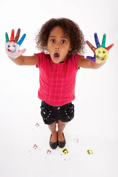 Küçük Afrikalı Asyalı kız boyalı ellerle — Stok fotoğraf