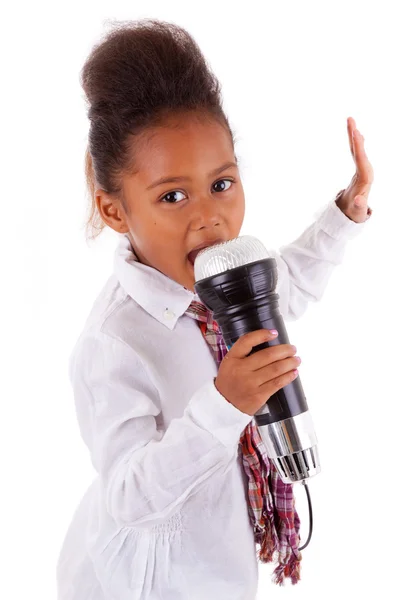Schattig klein Afrikaanse Aziatische meisje zingen — Stockfoto