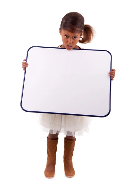 Carino piccolo africano americano ragazza holding un whiteboard — Foto Stock