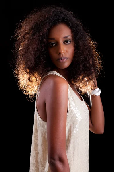Jonge mooie Afrikaanse vrouw — Stockfoto