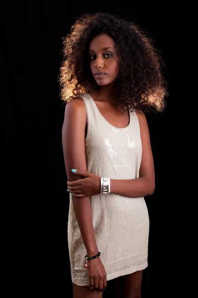 Jonge mooie Afrikaanse vrouw — Stockfoto