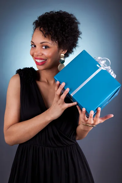 Νέα αφρικανική αμερικανική γυναίκα που κρατά ένα δώρο — Φωτογραφία Αρχείου