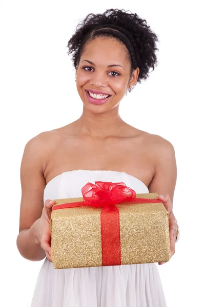 선물을 들고 젊은 아프리카계 미국인 여자 — 스톡 사진