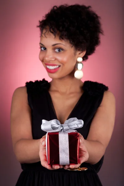 Νεαρός αφρικανική αμερικανική γυναίκα, προσφέροντας ένα δώρο — Φωτογραφία Αρχείου