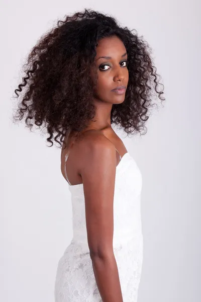 Joven hermosa mujer africana — Foto de Stock