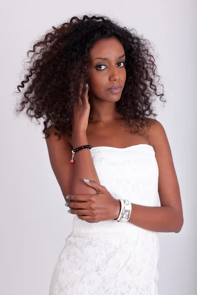Jovem bela mulher africana com cabelo encaracolado — Fotografia de Stock