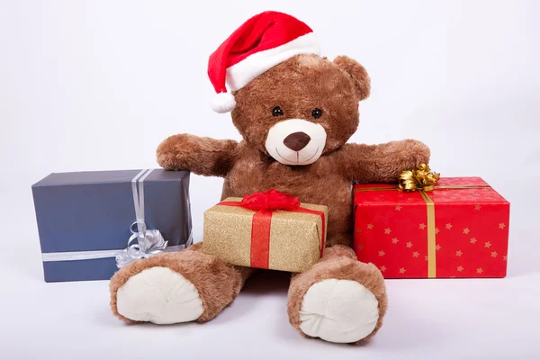 Sittande teddybjörn santa hatt — Stockfoto