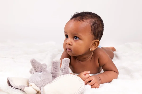 Adorável afro-americana bebê menina deitada — Fotografia de Stock