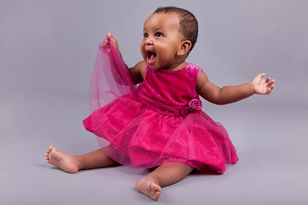 Aanbiddelijke weinig afrikaanse amerikaanse baby meisje — Stockfoto