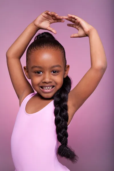 Linda menina afro-americana dançando — Fotografia de Stock