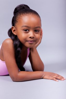 sevimli küçük Afrikalı-Amerikalı kız gülümseyerek