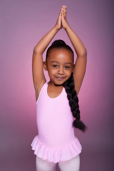 Schattig klein Afrikaans Amerikaans meisje dansen — Stockfoto