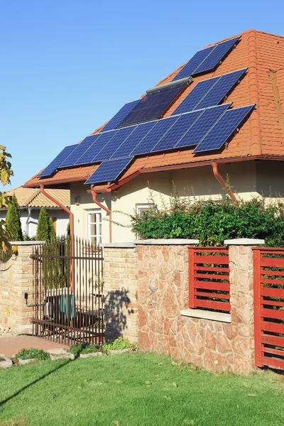 Panele energii fotowoltaicznej energii słonecznej na dachu domu piecem — Zdjęcie stockowe