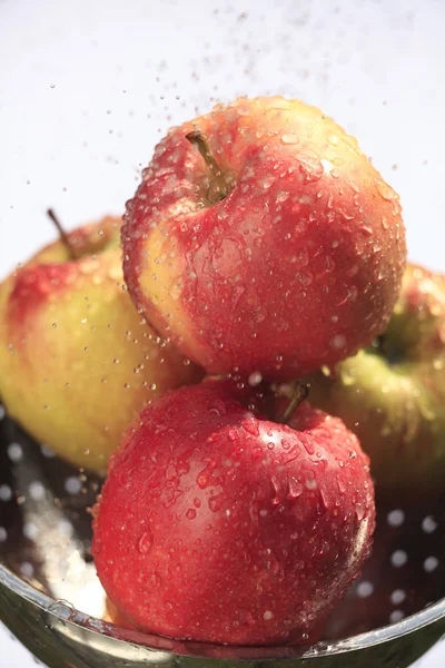 Nassen Apfel auf weißem Hintergrund — Stockfoto