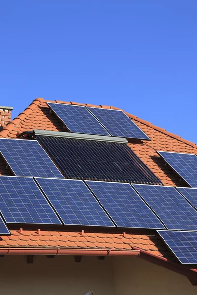 平铺的房子屋顶上的太阳能电池光伏能源板 — 图库照片