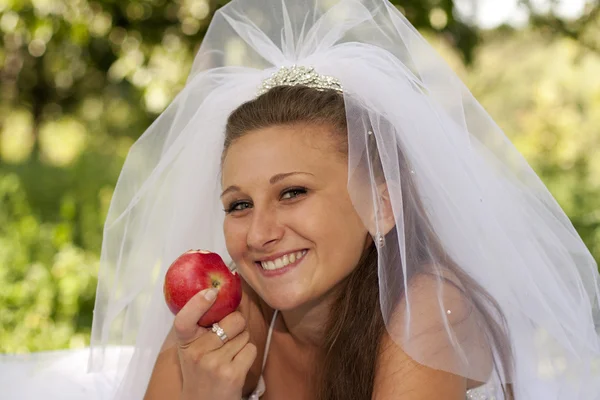Невеста с яблоком — стоковое фото
