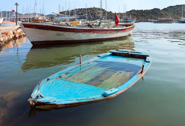 Blauw boot in de zee — Stockfoto