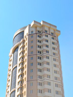 Mavi gökyüzü arka plan üzerinde modern Binası
