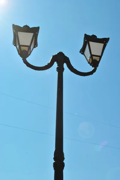 Dvojitá pouliční lampy — Stock fotografie