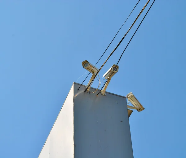 Bezpečnostní kamery připojené na rohu budovy — Stock fotografie