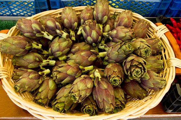 Basket full of artichokes — Stock Photo, Image