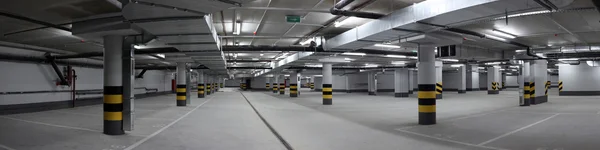 Ondergrondse parkeergarage panorama — Stockfoto