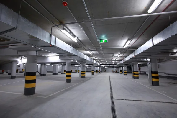 Parking podziemny — Zdjęcie stockowe
