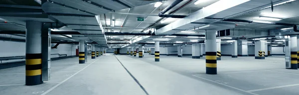 Ondergrondse parkeergarage panorama — Stockfoto