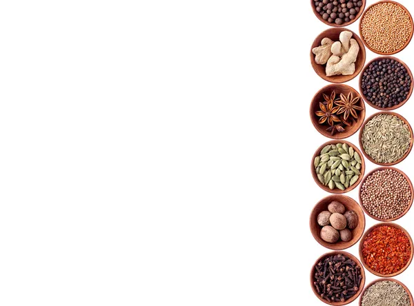 Boluri din lemn pline de diferite condimente pe alb — Fotografie, imagine de stoc