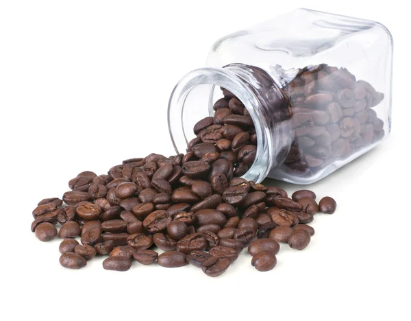 Koffiebonen is verspreid over een witte achtergrond — Stockfoto