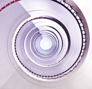 Beyaz spiral merdivenler.