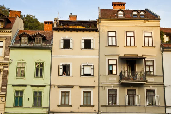 Medeltida fasader i ljubljana gamla stadskärnan — Stockfoto