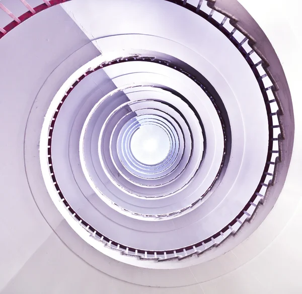 Белая винтовая лестница . — стоковое фото