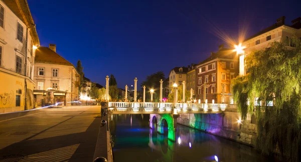 Puente de zapateros y casas medievales en Liubliana — Foto de Stock