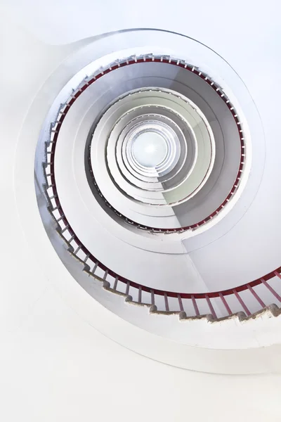 Biały spiralne schody. — Zdjęcie stockowe