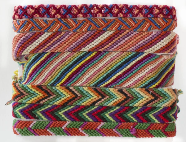 Плетені смугасті плетені браслети — стокове фото